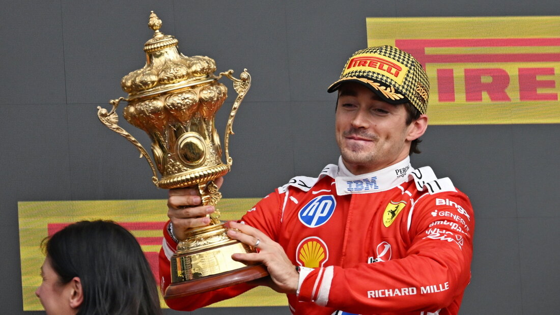 Charles Leclerc mit dem Siegerpokal in den Händen 20260705181114811.jpg