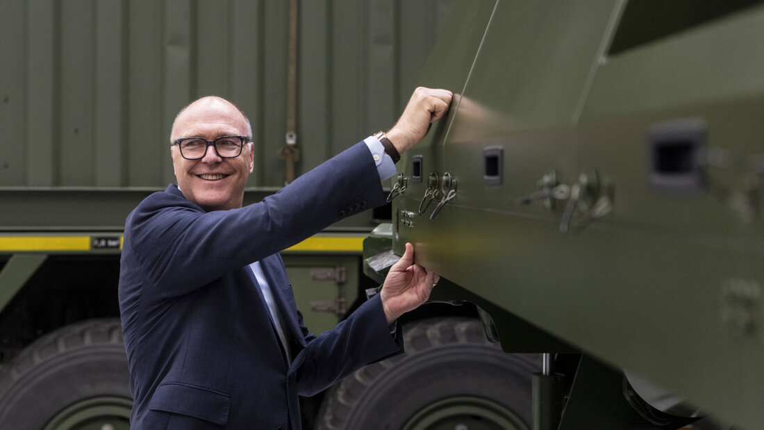 Bundesrat Martin Pfister macht bei Rheinmetall Air Defence in Zürich-Oerlikon den Qualitätstest. Künftig soll die Schweiz zusammen mit dem Nachbarland Österreich Rüstungsgüter einkaufen. 20260706174019797.jpg