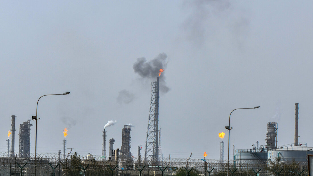 ARCHIV - Blick auf die Mina Al-Ahmadi Ölraffinerie in Kuwait. Foto: Uncredited/AP/dpa 20260718161753560.jpg