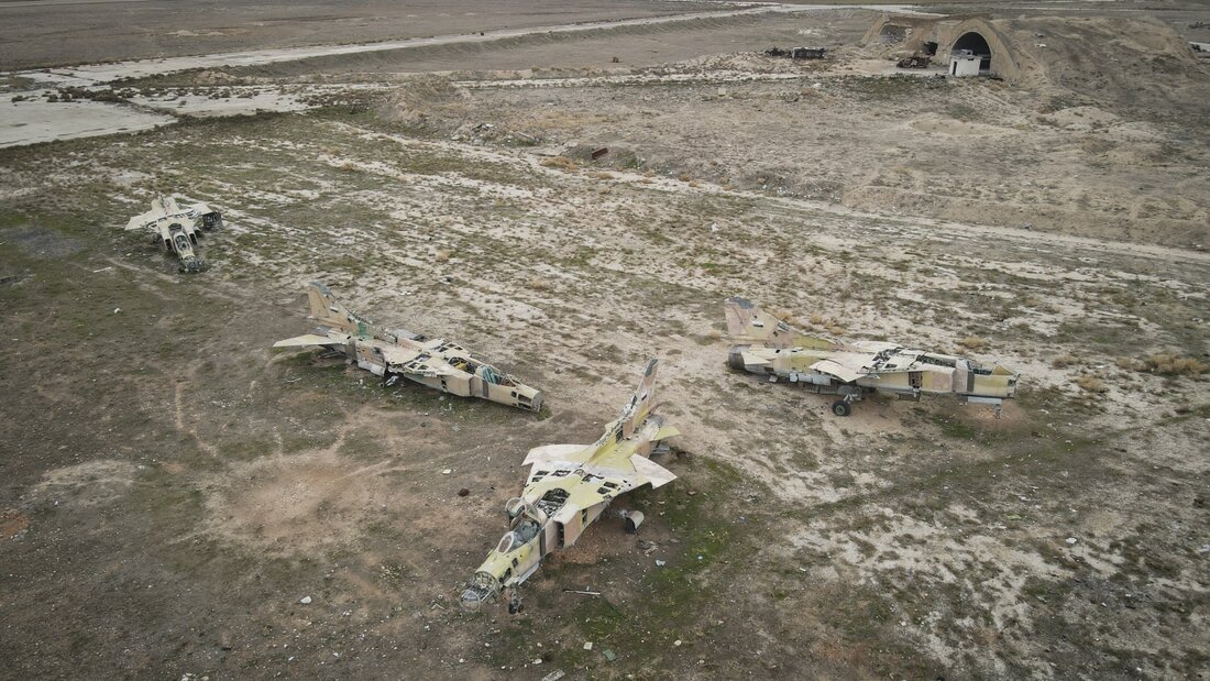 ARCHIV - Ausgemusterte Flugzeuge der syrischen Luftwaffe sind auf dem Militärflughafen Abu al-Duhur östlich von Idlib zu sehen, nachdem die syrischen Oppositionskämpfer das Gebiet eingenommen haben. Foto: Omar Albam/AP/dpa 20260818144835396.jpg