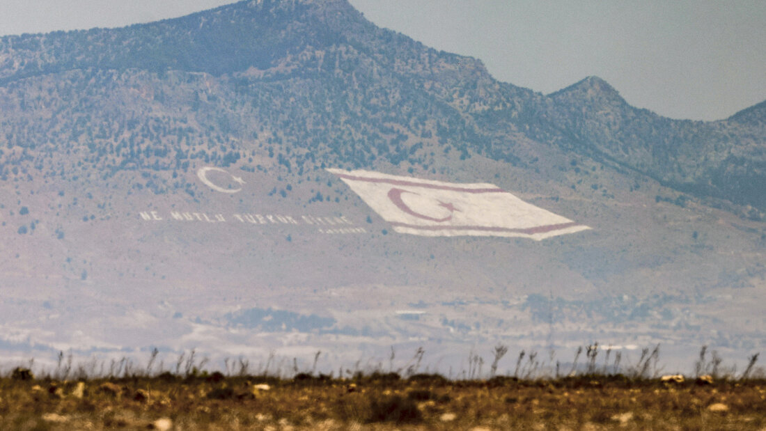 ARCHIV - Nachbildung einer Flagge der türkischen Republik Nordzypern an den Hängen des Berges Pentadaktylos. Foto: Christoph Reichwein/dpa/Archivbild 20260830140016568.jpg