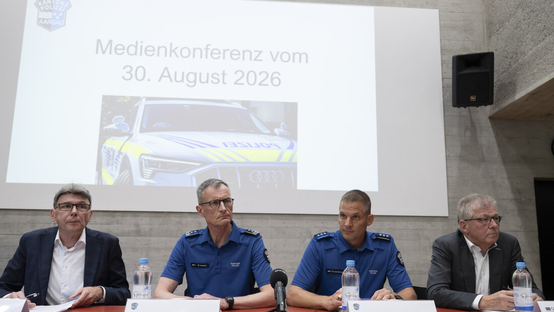 "Wir werden die Ressourcen einsetzen, die nötig sind, um dieses Ereignis aufzuklären. Es ist schwerwiegend, es ist sehr schwerwiegend", sagt Oberstaatsanwalt Philipp Umbricht (ganz rechts im Bild) am Sonntagabend. 20260830190724890.jpg