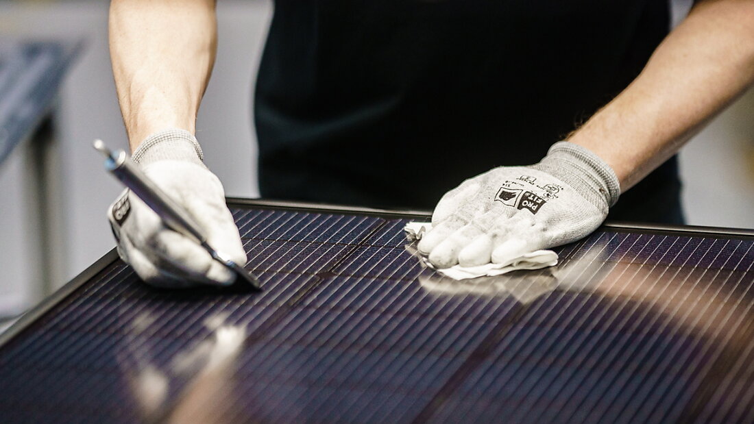 Vorübergehende Materialengpässe: Der Solarzellen-Hersteller Meyer Burger führt im deutschen Werk in Thalheim Kurzarbeit ein. (Archivbild) 20250423082046488.jpg