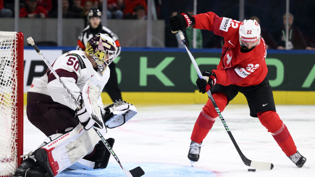 Nino Niederreiter - hier vor dem lettischen Goalie Kristers Gudlevskis - wartet noch auf das persönlich erste Tor an der Heim-WM 20260520044533421.jpg