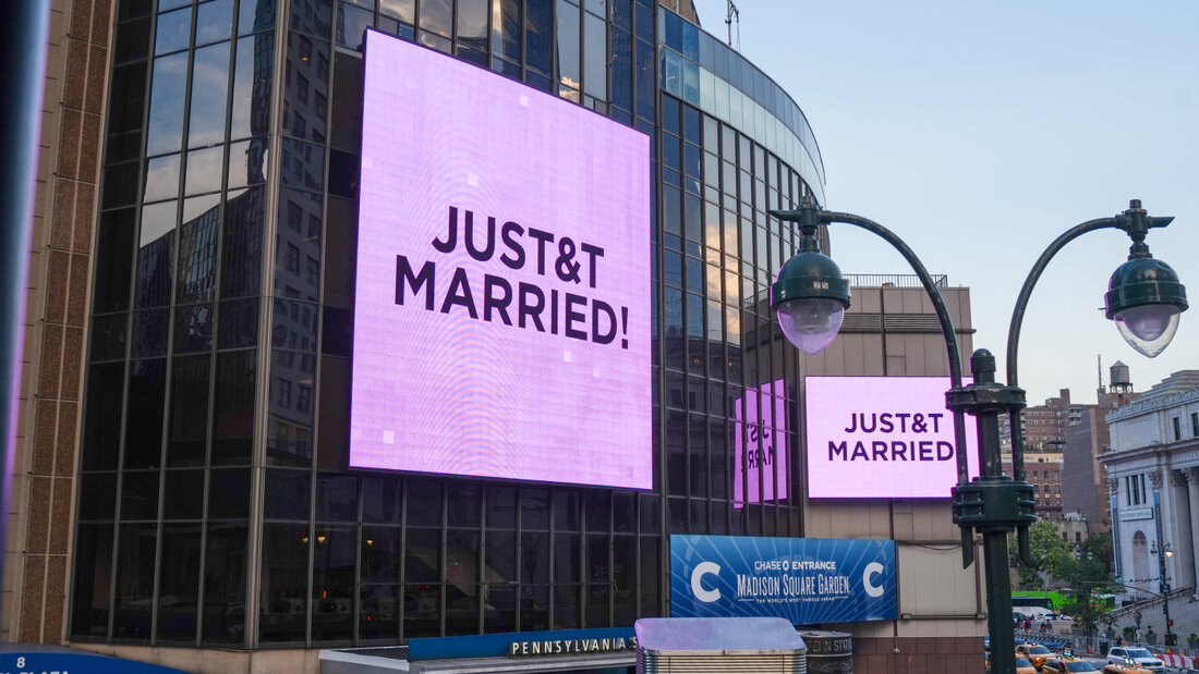 Anlässlich der Hochzeit der Sängerin Taylor Swift und des NFL-Spielers Travis Kelce ist am Madison Square Garden ein Schild mit der Aufschrift «Justt Married» zu sehen. Foto: Ryan Murphy/AP/dpa 20260705151757091.jpg