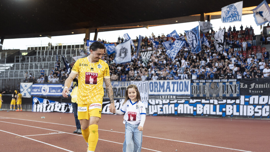 Kennt den Letzigrund bereits: Kevin Spadanuda, hier vergangenen April im Luzern-Dress, verlässt mit seiner Tochter vor den Luzerne Fans den Platz nach dem Auswärtsspiel gegen GC 20260713202240369.jpg