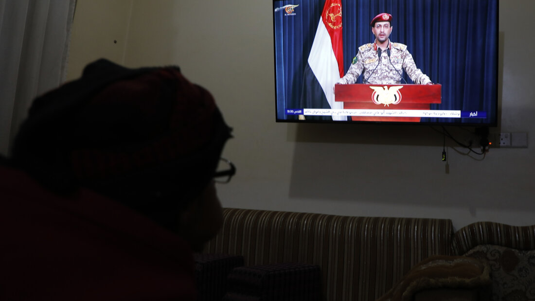 ARCHIV - Eine Person verfolgt eine Fernsehansprache von Jahja Sari, Sprecher der Huthi-Rebellen. Foto: Osamah Yahya/ZUMA Press Wire/dpa/Archivbild 20260725164921738.jpg