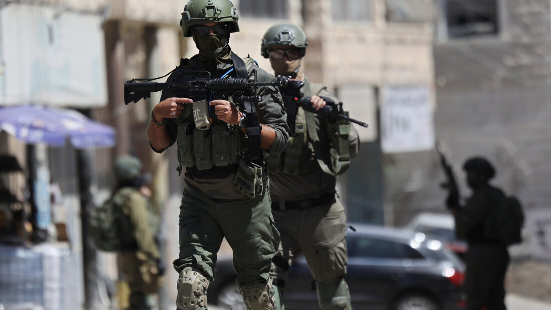 ARCHIV - Angehörige der israelischen Streitkräfte kontrollieren während einer Militärrazzia in der Stadt Anata im Westjordanland eine Straße. Foto: Jamal Awad/dpa 20260920125626883.jpg