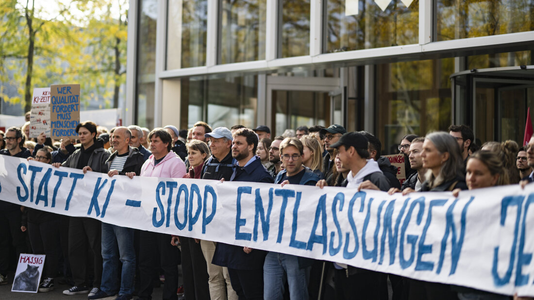 Mitarbeitende von Tamedia protestierten am Dienstag in Zürich gegen angekündigte Entlassungen. 20261020143853054.jpg