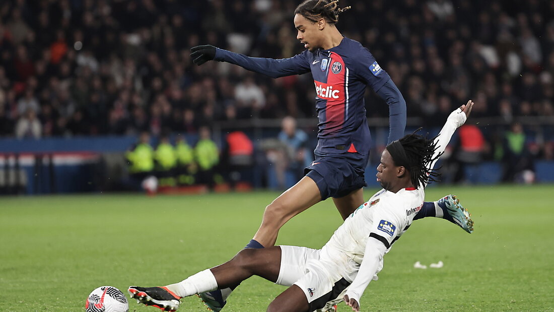 Jordan Lotomba (vorne in weiss) trägt nicht mehr länger das Trikot von Nizza. In 143 Ligue-1-Partien für Nizza gelangen dem 25-jährigen Verteidiger zwei Tore. 20240902065726213.jpg