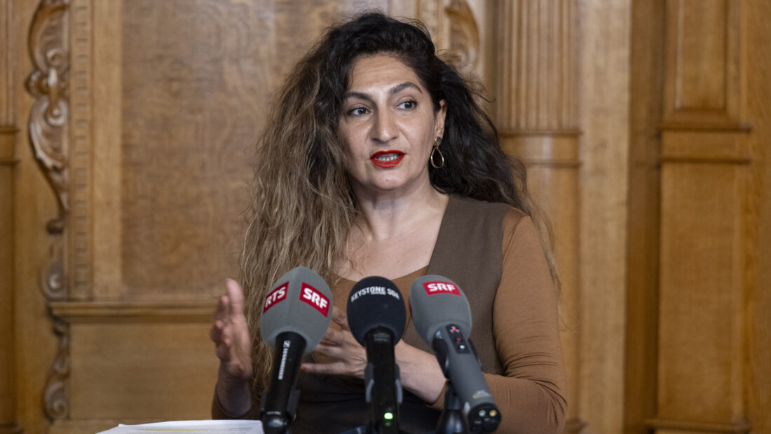 Kommissionspräsidentin Sibel Arslan (Grüne/BS) informiert die Medien über die Entscheide der Aussenpolitischen Kommission des Nationalrates zum Mandat für die Zoll-Verhandlungen mit den USA. (Archivbild) 20251215141259431.jpg