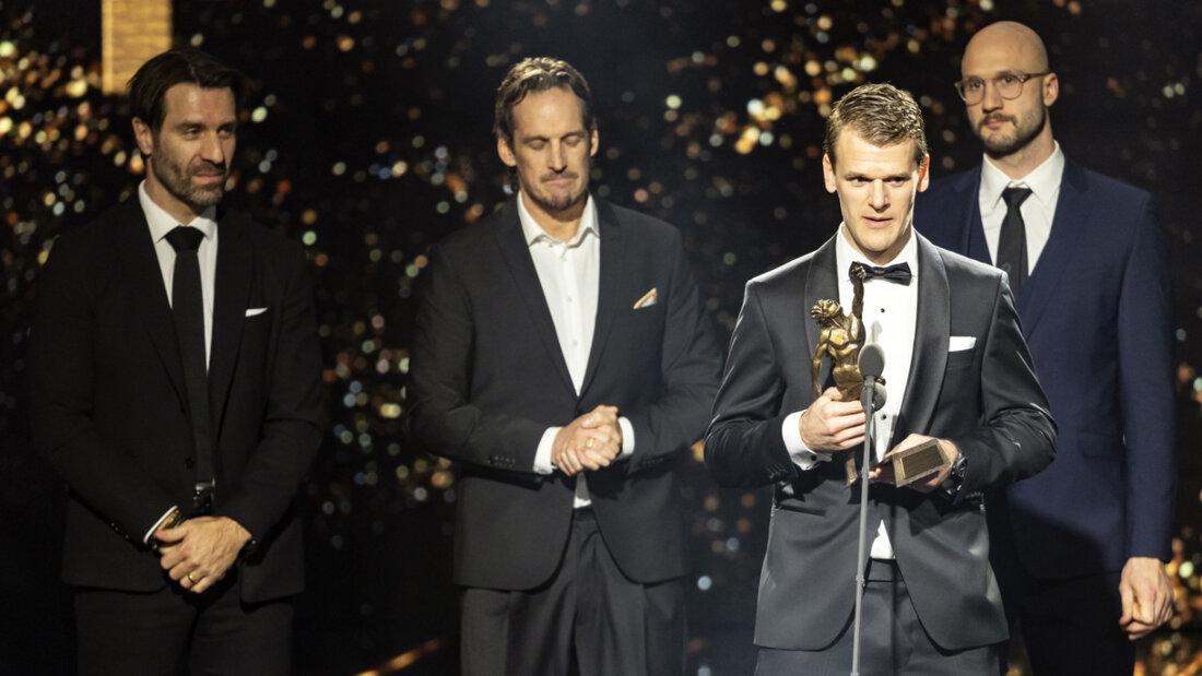 Leonardo Genoni nimmt stellvertretend für die Eishockey-Nationalmannschaft den Award als "Team des Jahres" entgegen 20260329222438192.jpg