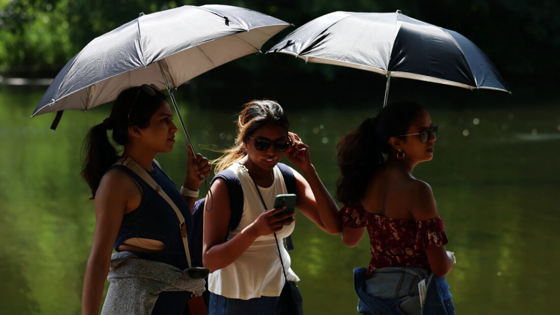 Regenschirme als Sonnenschutz: Grossbrittannien ächzt derzeit unter unüblich hohen Temperaturen. 20260524155729839.jpg