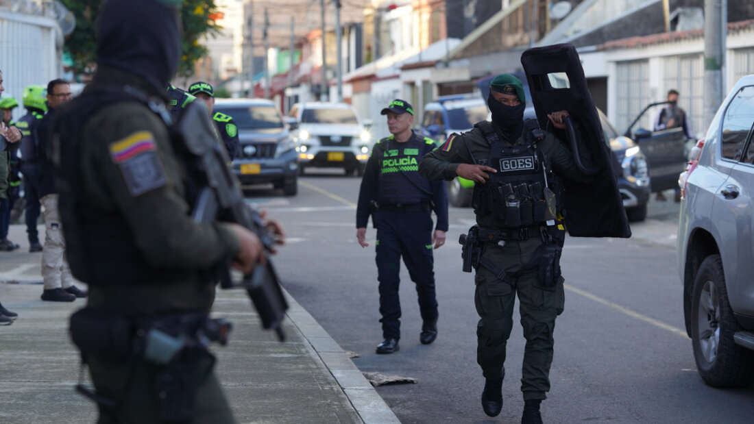 Sicherheitsbeamte sichern ein Stadtviertel vor einer Wahlkampfveranstaltung in Bogota, Kolumbien. Foto: Ivan Valencia/AP/dpa/Archivbild 20260527173045672.jpg