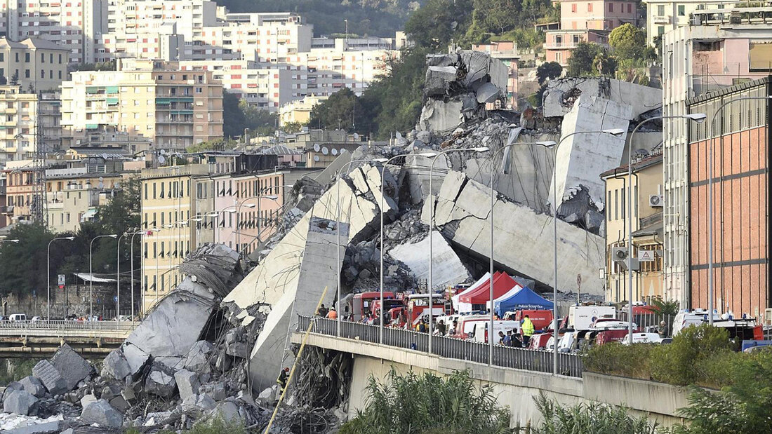 ARCHIV - Fahrzeuge der Rettungskräfte stehen vor der teilweise eingestürzten Autobahnbrücke. 2018 kamen beim Einsturz der "Ponte Morandi" auf etwa 100 Metern Länge 43 Menschen ums Leben. Foto: Luca Zennaro/ANSA/AP/dpa 20260716160452748.jpg