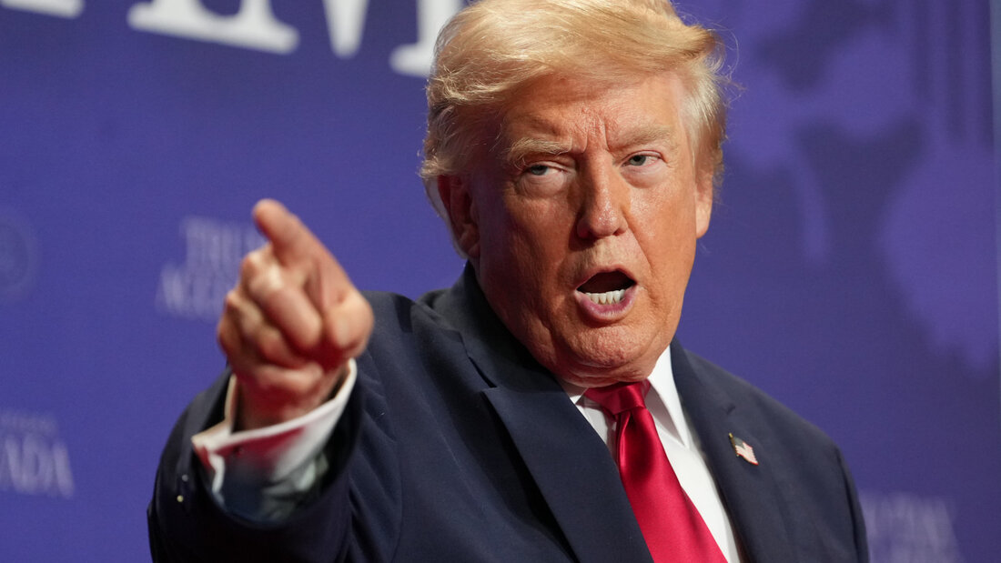 dpatopbilder - US-Präsident Donald Trump spricht bei einer Veranstaltung im Red Rock Resort. Foto: Mark Schiefelbein/AP/dpa 20260807005341449.jpg