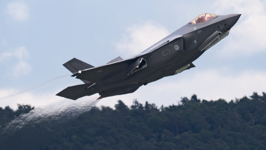 ARCHIV - Ein Kampfjet vom Typ F-35 startet im Rahmen einer großangelegten Übung zahlreicher Kampfflugzeuge aus mehreren Nato-Staaten auf der US-Airbase Ramstein. Foto: Boris Roessler/dpa 20260918061814913.jpg