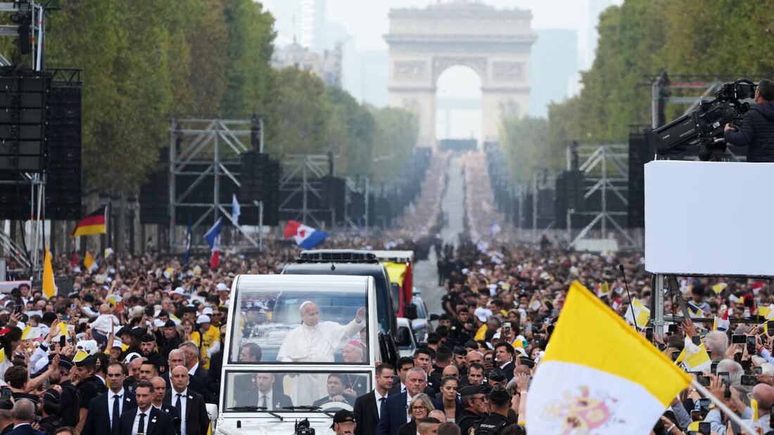 Papst Leo XIV. trifft auf der Place de la Concorde ein, um dort eine Messe zu feiern. Foto: Gregorio Borgia/AP/dpa 20260926173646118.jpg