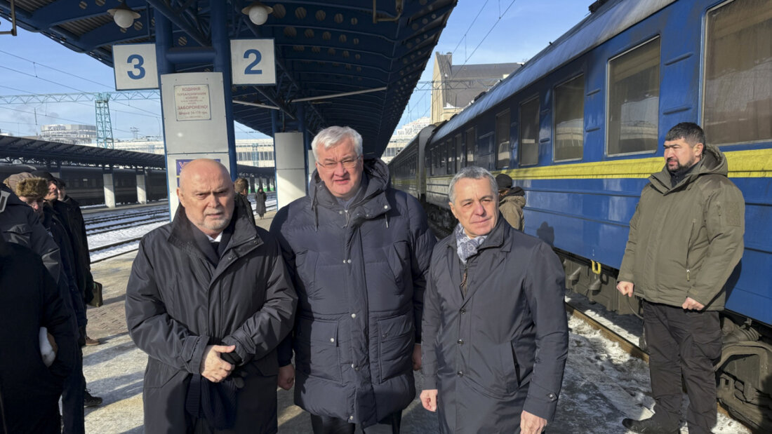 Der ukrainische Aussenminister Andrij Sybiha (Mitte) begrüsste Cassis (rechts) und OSZE.Generalsekretär Feridun Sinirlioğlu (links) in Kiew. 20260202120218114.jpg