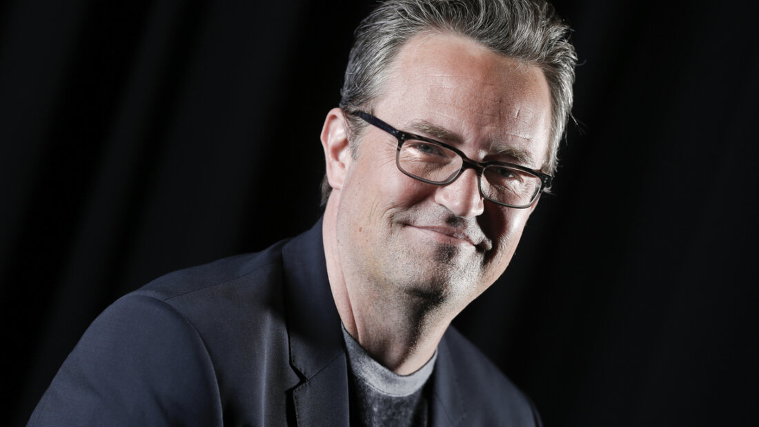 ARCHIV - Matthew Perry posiert für ein Porträt. Der aus der Kultserie «Friends» bekannte amerikanisch-kanadische Schauspieler war im Oktober 2023 im Alter von 54 Jahren gestorben. Foto: Brian Ach/AP/dpa 20260409042256779.jpg