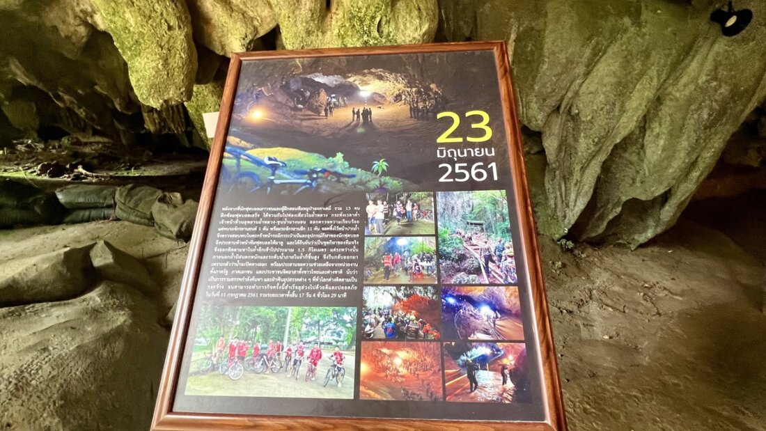 ARCHIV - Die Tham-Luang-Höhle zieht auch heute noch viele Touristen an. Auf Tafeln wird die aufwendige Rettungsaktion erklärt. Foto: Carola Frentzen/dpa 20260527054232388.jpg