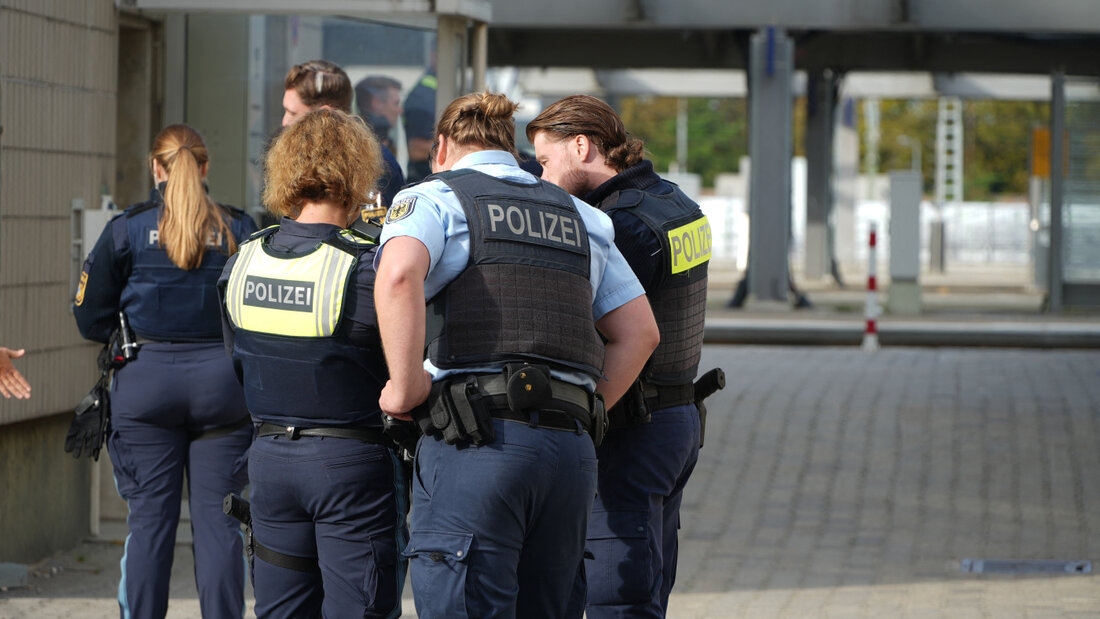 Einsatzkräfte der Polizei stehen in der Nähe des Augsburger Hauptbahnhofs. Nach einer Explosion in der Nähe des Augsburger Hauptbahnhofs hat die Polizei einen verdächtigen Gegenstand gefunden. Foto: Felix Kirberg/dpa 20260902104401133.jpg