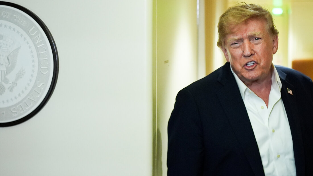US-Präsident Donald Trump spricht während des Fluges mit der Air Force One von Shannon (Irland) zur Joint Base Andrews (Maryland) mit Reportern. Foto: Julia Demaree Nikhinson/AP/dpa 20260915123614244.jpg
