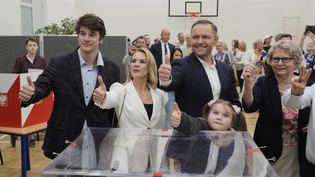 dpatopbilder - Präsidentschaftskandidat Karol Nawrocki, (2.v.r), posiert mit Familienmitgliedern. Foto: Czarek Sokolowski/AP/dpa 20250601214237284.jpg