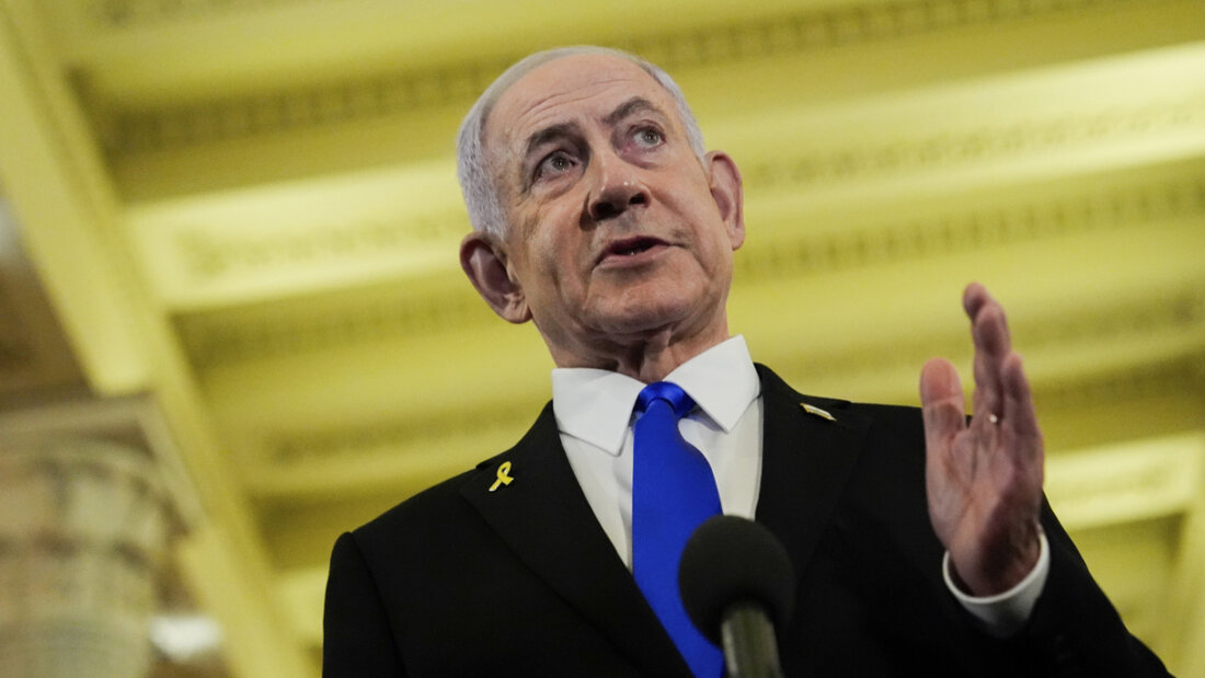 ARCHIV - Benjamin Netanjahu (M), Ministerpräsident von Israel, spricht zu Reportern. Foto: Julia Demaree Nikhinson/AP/dpa/Archivbild 20250807175758919.jpg