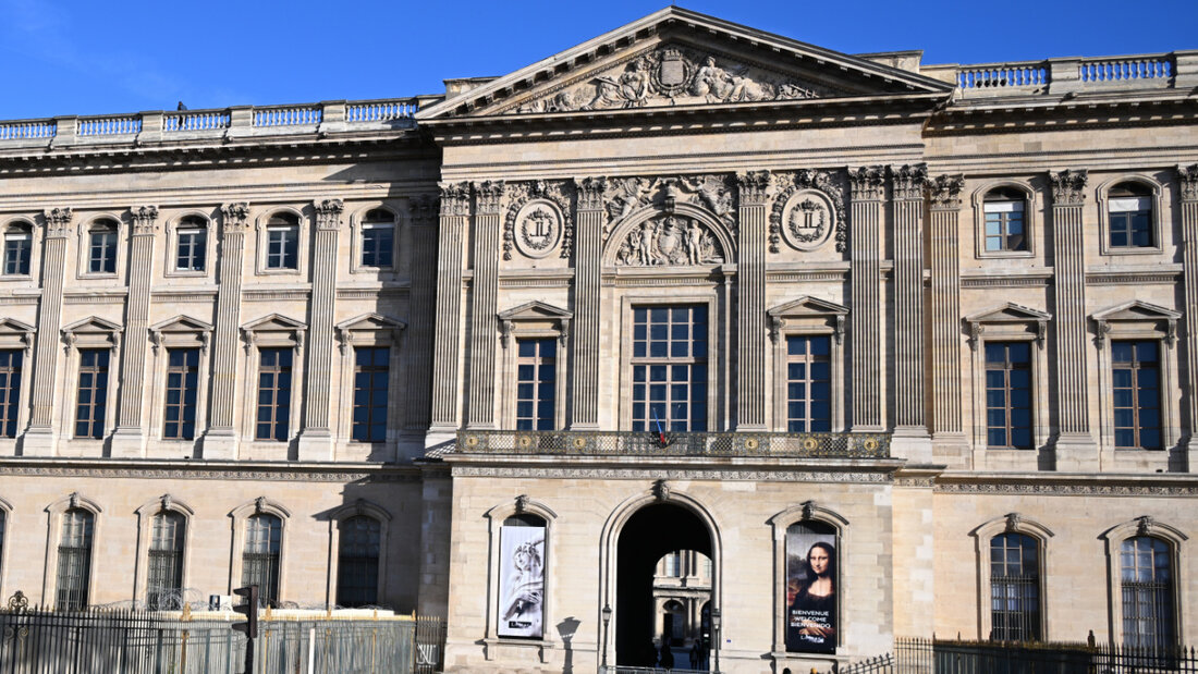 ARCHIV - Menschen gehen an einem Eingang des Louvre-Museums vorbei. Foto: Emma Da Silva/AP/dpa/Archivbild 20251107202849249.jpg