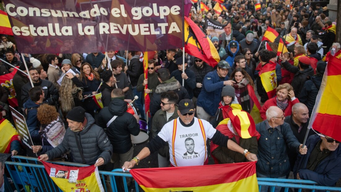 Demonstranten tragen ein Transparent mit dem Slogan "Consumado el golpe, estalla la REVUELTA" (Nachdem der Putsch vollzogen ist, bricht der AUFSTAND aus) bei einem Protest gegen Spaniens Regierung. Zehntausende haben gegen Spaniens Ministerpräsidenten Sanchez protestiert. Die Teilnehmer der Demonstration in Madrid waren der Regierung Korruption vor und verlangten den Rücktritt des Regierungschefs sowie Neuwahlen. Foto: Fernando Sánchez/EUROPA PRESS/dpa 20251130173918886.jpg