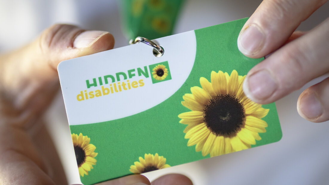 Der Sonnenblumen-Umhängebändel für Reisende mit unsichtbaren Behinderungen ist ab sofort in allen SBB-Reisezentren erhältlich. (Archivbild) 20260325105700496.jpg