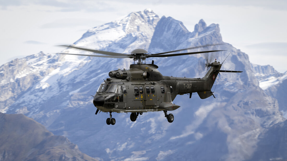 Für die Fahndung nach den Einbrechern werden laut der Polizei auch Drohnen und ein Super Puma der Schweizer Armee eingesetzt. (Archivbild) 20260704094017536.jpg