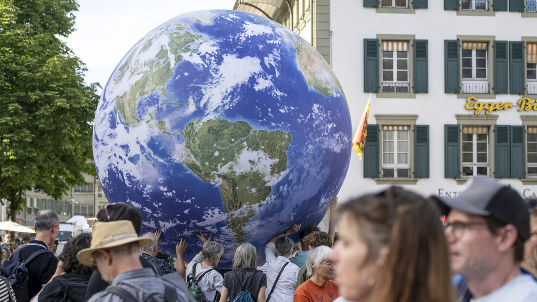 Laut einer neuen Studie bewegen Geschichten und Bilder Menschen eher zum Klimaschutz als wissenschaftliche Fakten. (Symbolbild) 20260901101101386.jpg