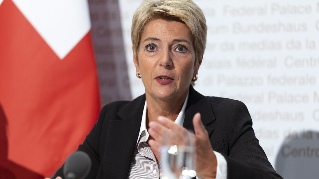 Finanzministerin Karin Keller-Sutter wirbt für ein Nein zur Steuerinitiative der Mitte-Partei. Die Abschaffung der Heiratsstrafe sei mit dem Ja zur Individualbesteuerung bereits Tatsache. 20261013160623163.jpg