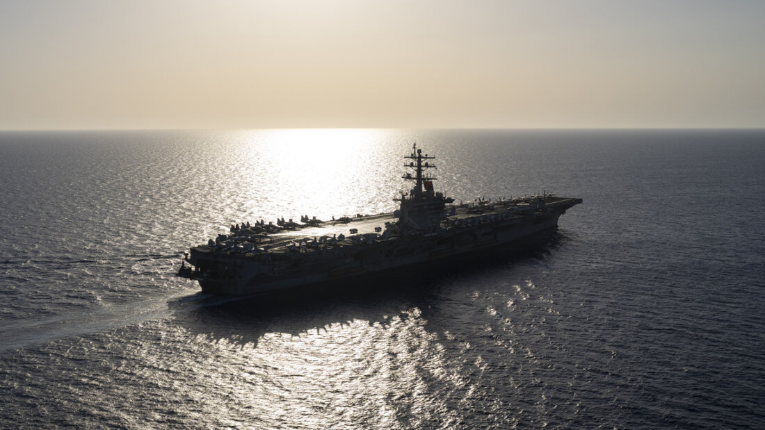 ARCHIV - Der Flugzeugträger USS Dwight D. Eisenhower, auch bekannt als «Ike». Foto: Bernat Armangue/AP/dpa/Archiv 20251024213141771.jpg
