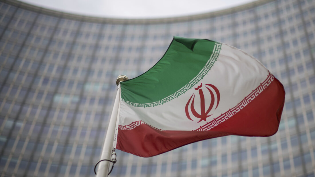 ARCHIV - Eine iranische Nationalflagge weht vor dem Gebäude der Internationalen Atomenergiebehörde (IAEA). Foto: Michael Gruber/AP/dpa 20251120154609478.jpg