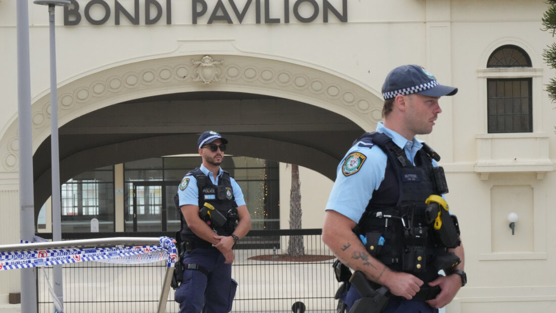 Polizeipatrouille am Bondi Beach am Morgen. Nach dem Terroranschlag auf ein jüdisches Fest in der australischen Metropole Sydney gibt die Polizei die Zahl der Toten nun mit 16 an. Foto: Mark Baker/AP/dpa 20251214215750939.jpg