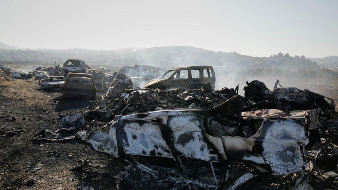 ARCHIV - Rauch steigt von verbrannten Autos auf einem Schrottplatz auf, den israelische Siedler in der Nacht zuvor in der Stadt Hawara nahe Nablus im Westjordanland angezündet haben. Foto: Nasser Nasser/AP/dpa 20260322111044337.jpg