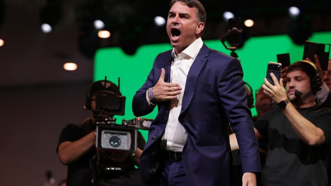 Der brasilianische Senator Flávio Bolsonaro, Sohn des ehemaligen Präsidenten Jair Bolsonaro, trifft zum Parteitag der Liberalen Partei ein, auf dem er als Präsidentschaftskandidat der Partei bestätigt wurde. Foto: Ettore Chiereguini/AP/dpa 20260725190301529.jpg