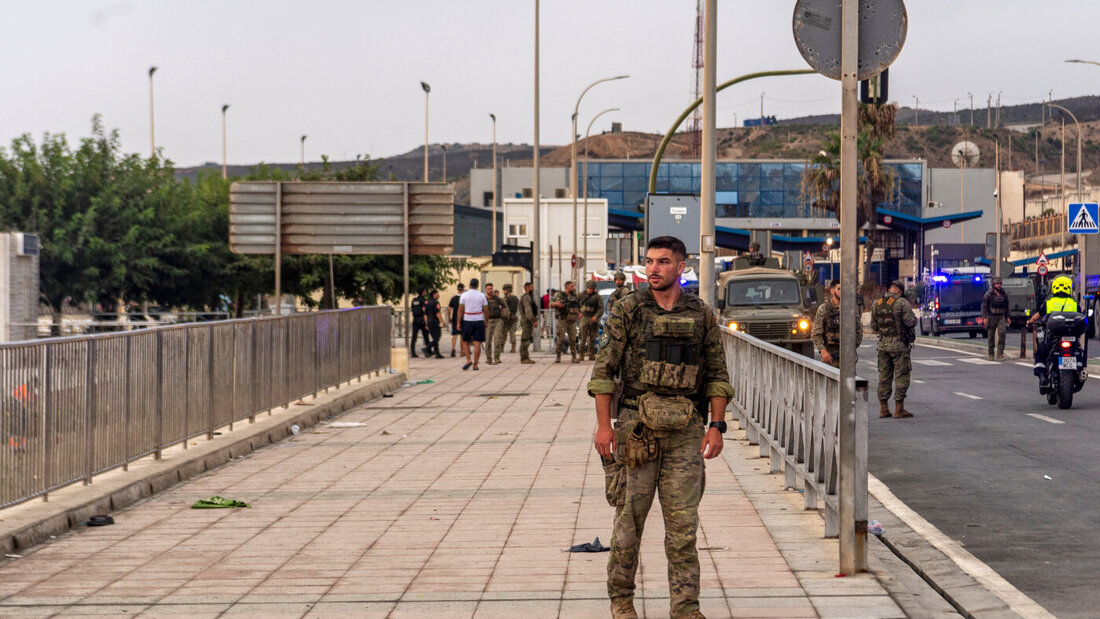 Soldaten der spanischen Armee stehen Wache in Ceuta. Foto: Antonio Sempere/AP/dpa 20260801092728330.jpg
