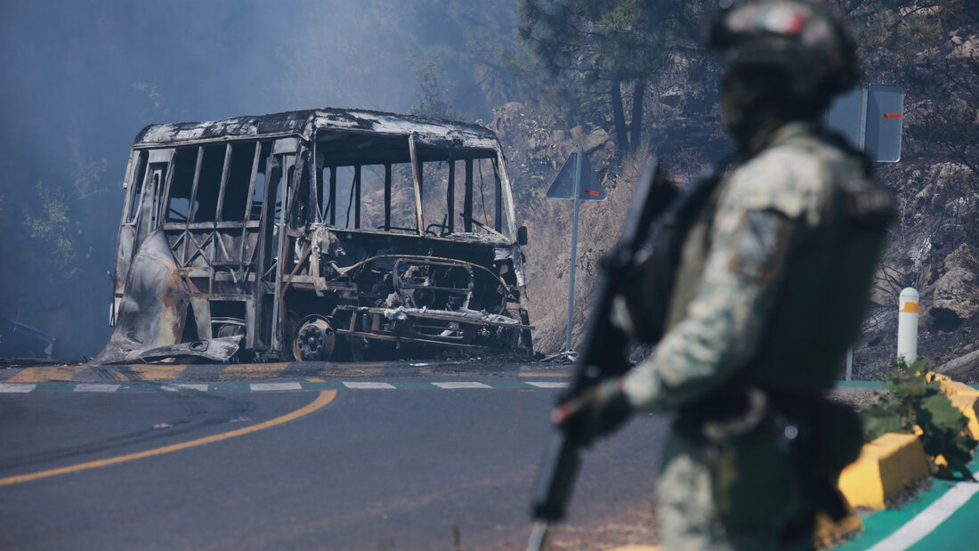 ARCHIV - Ein Soldat steht neben einem ausgebrannten Bus, der in Mexiko nach dem Tod eines Kartell-Anführers in Brand gesetzt wurde. Foto: Armando Solis/AP/dpa/Symbolbild 20260805215933124.jpg