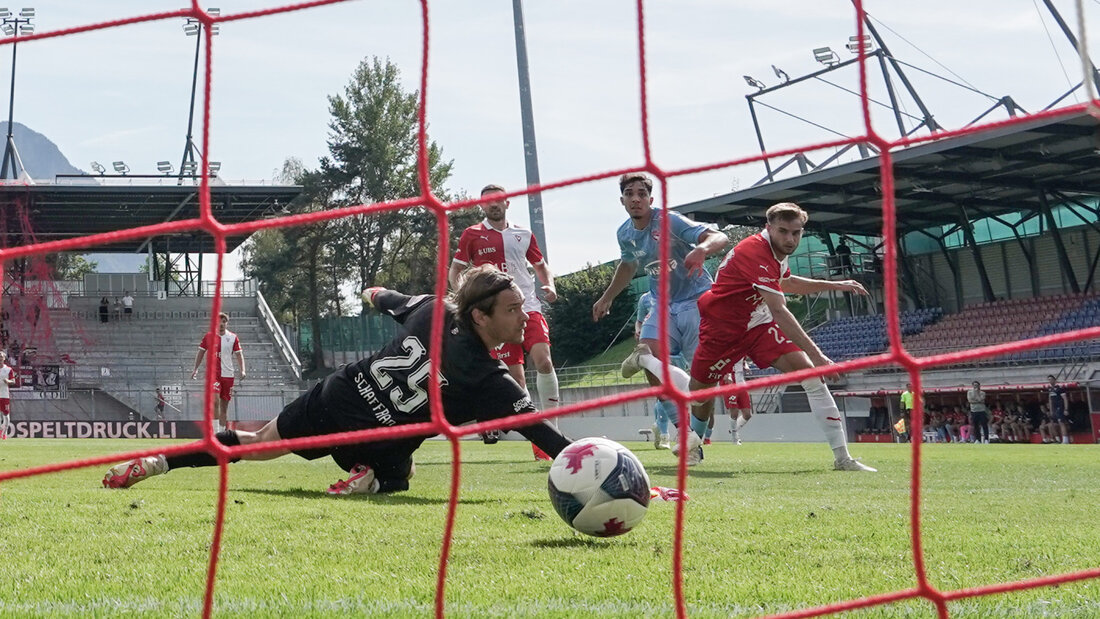 Furkan Dursun (im hellblauen Trikot) bringt Thun im Vaduzer Volksparkstadion in Führung 20260920155910780.jpg
