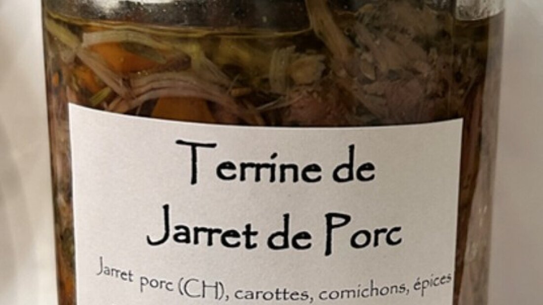 Die beiden Fälle von lebensmittelbedingtem Botulismus stehen im Zusammenhang mit einer bestimmten Art von Schweinshaxen-Terrine, die auf einigen Walliser Märkten und in Geschäften verkauft wurde. (Symbolbild) 20261007143144027.jpg
