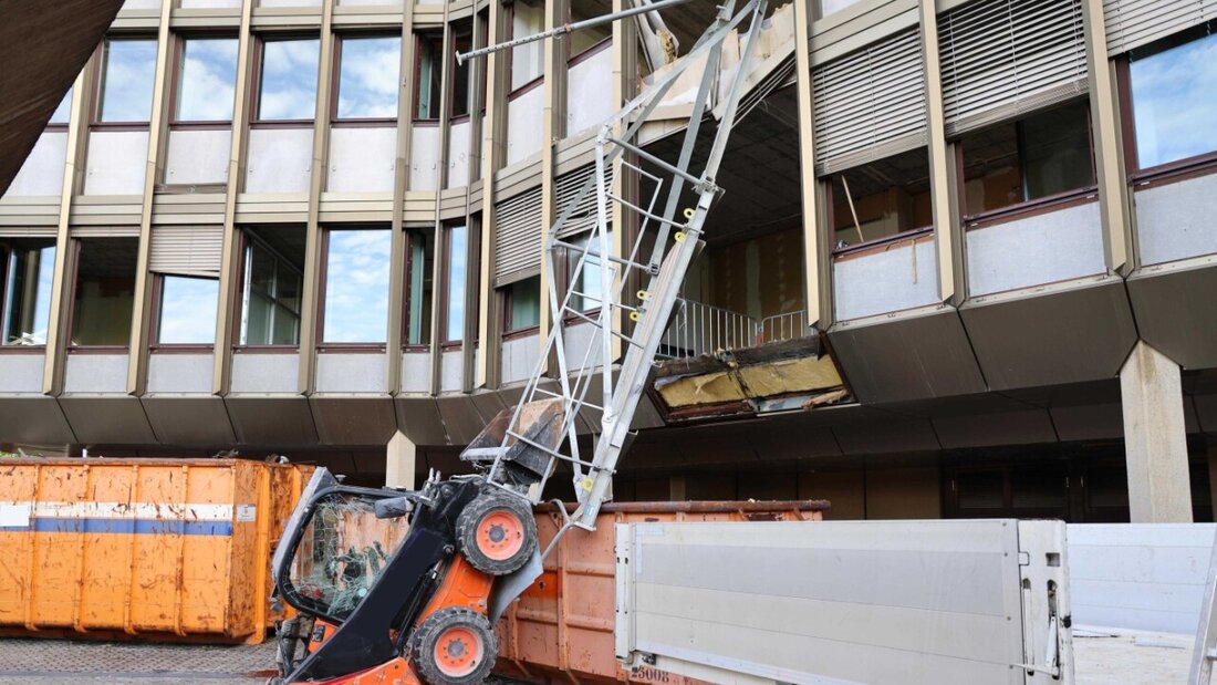Ein Baubagger stürzte aus noch zu klärenden Gründen rund zehn Meter in die Tiefe und verletzte dabei zwei Bauarbeiter. 20250903115342177.jpg
