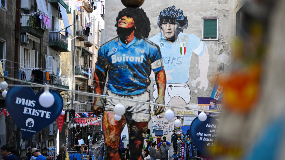 ARCHIV - Ein Anziehungspunkt für Fußballfans und Touristen ist der "Largo Maradona" im Quartieri Spagnoli mit dem berühmten Wandbild und einer Skulptur, die Diego Armando Maradona zeigen. Foto: Arne Dedert/dpa 20251119075800502.jpg