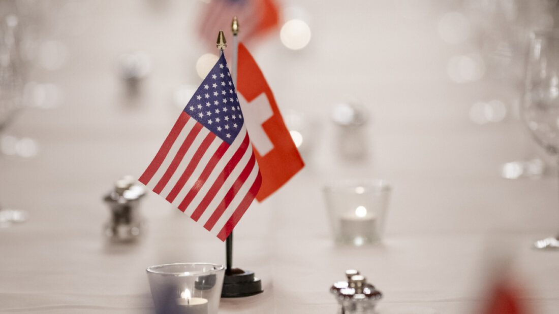 Finanzanalysten blicken nach dem Zolldeal zwischen der Schweiz und den USA deutlich optimistischer auf die Schweizer Wirtschaft. (Symbolbild) 20251126100635185.jpg