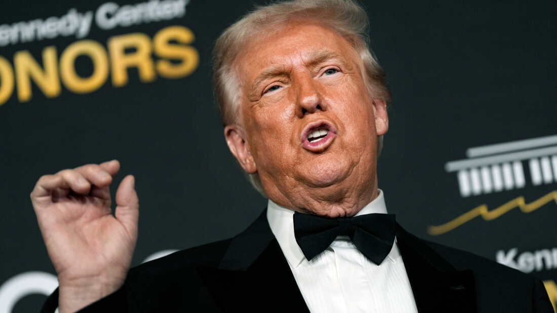 US-Präsident Donald Trump spricht mit den Medien, während er zu den 48. Kennedy Center Honors im John F. Kennedy Center for the Performing Arts kommt. Foto: Julia Demaree Nikhinson/AP/dpa 20251208022844075.jpg
