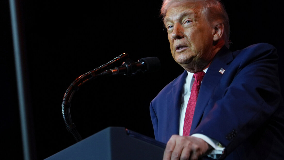 US-Präsident Donald Trump spricht während einer Klausurtagung. Foto: Evan Vucci/AP/dpa 20260107015625714.jpg