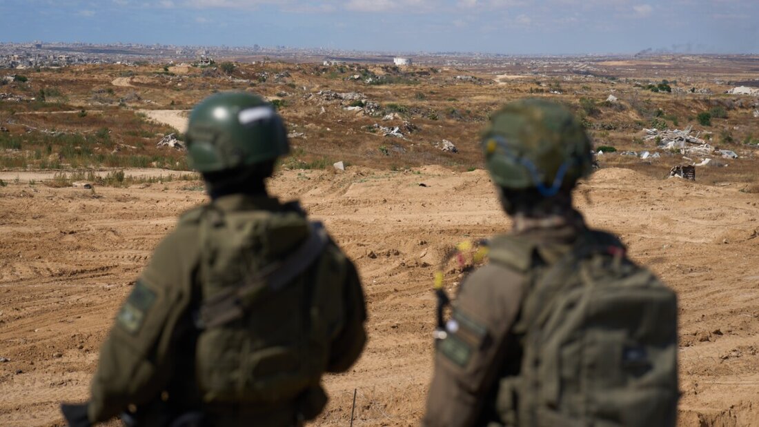 Israelische Soldaten besetzen eine Militärposition mit Blick auf die sogenannte Gelbe Linie im zentralen Gazastreifen. Foto: Ariel Schalit/AP/dpa 20260528182932956.jpg